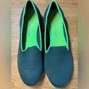 Great condition Rothy’s lounge loafer green with lime green piping size 9